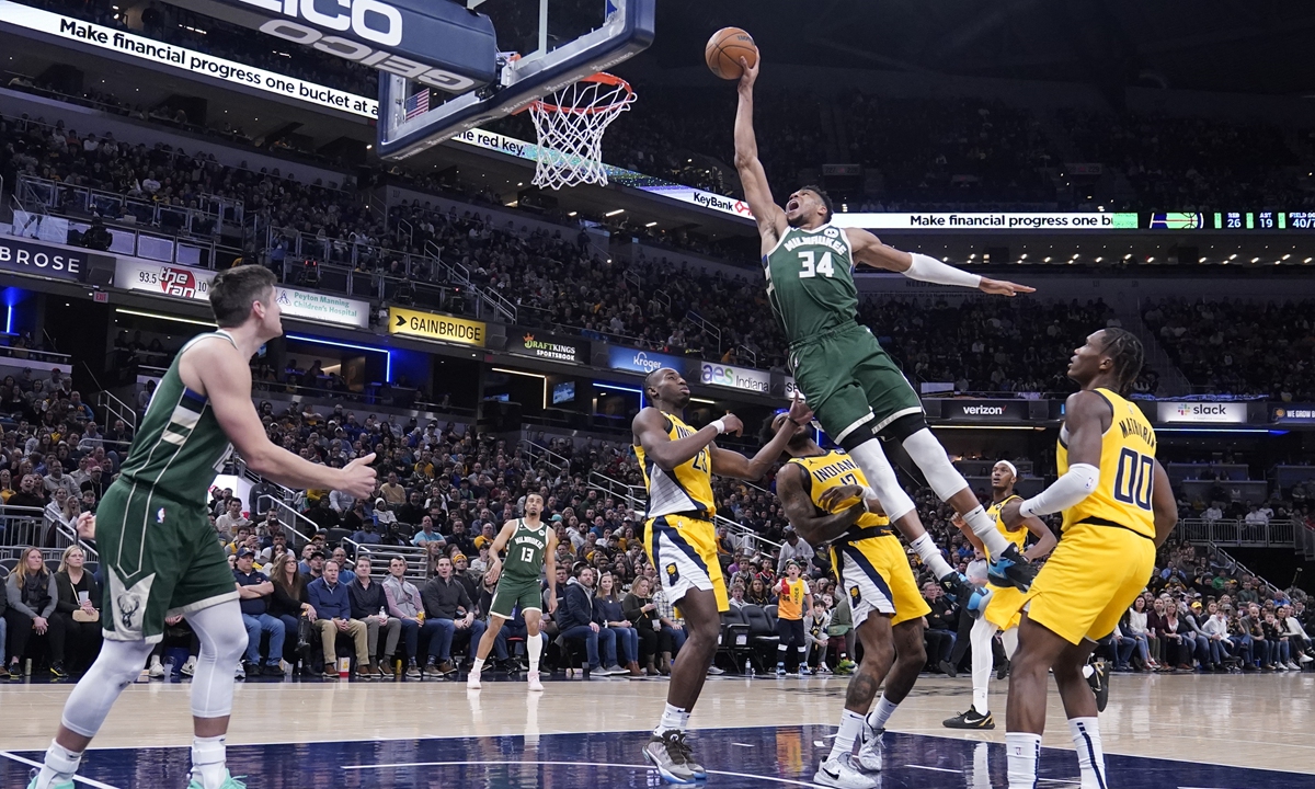 Milwaukee Bucks' Giannis Antetokounmpo (No.34) dunks during the second half of an NBA basketball game against the Indiana Pacers in Indianapolis, Indiana on January 27, 2023. Photo: VCG