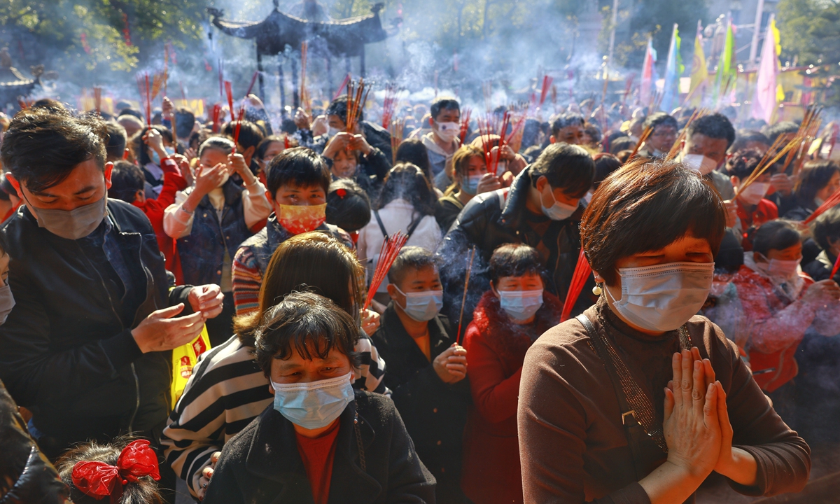 People pray for fortune on the day of the God of Wealth, on January 28, 2023 in Quanzhou, East China's Fujian Province. 
Photo: Li Hao/Global Times 
