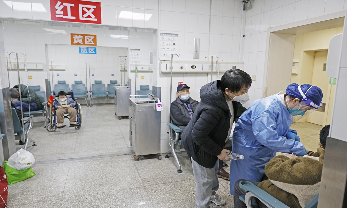 A medical worker pulls out a needle for a patient at the infusion room of the emergency department of Tongji Hospital in Shanghai at the Chinese New Year's Eve on January 21, 2023. Photo: IC
