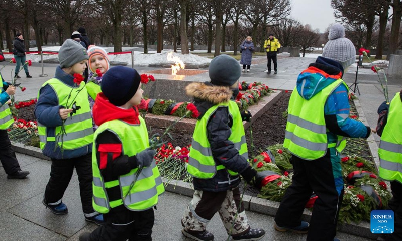 Children line up to lay flowers at a memorial activity in St. Petersburg, Russia, Jan. 27, 2023. Activities were held here to mark the 79th anniversary of ending the Nazi siege of Leningrad during World War II. Leningrad, known as St. Petersburg today, was besieged by the Nazi troops on Sept. 8, 1941 and the siege was lifted on Jan. 27, 1944.(Photo: Xinhua)