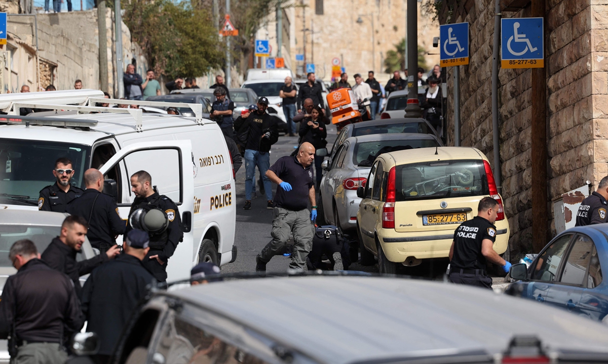 Israeli security forces and rescuers gather in Jerusalem's predominantly Arab neighbourhood of Silwan, where an assailant reportedly shot and wounded two people, on January 28, 2023. Photo: VCG