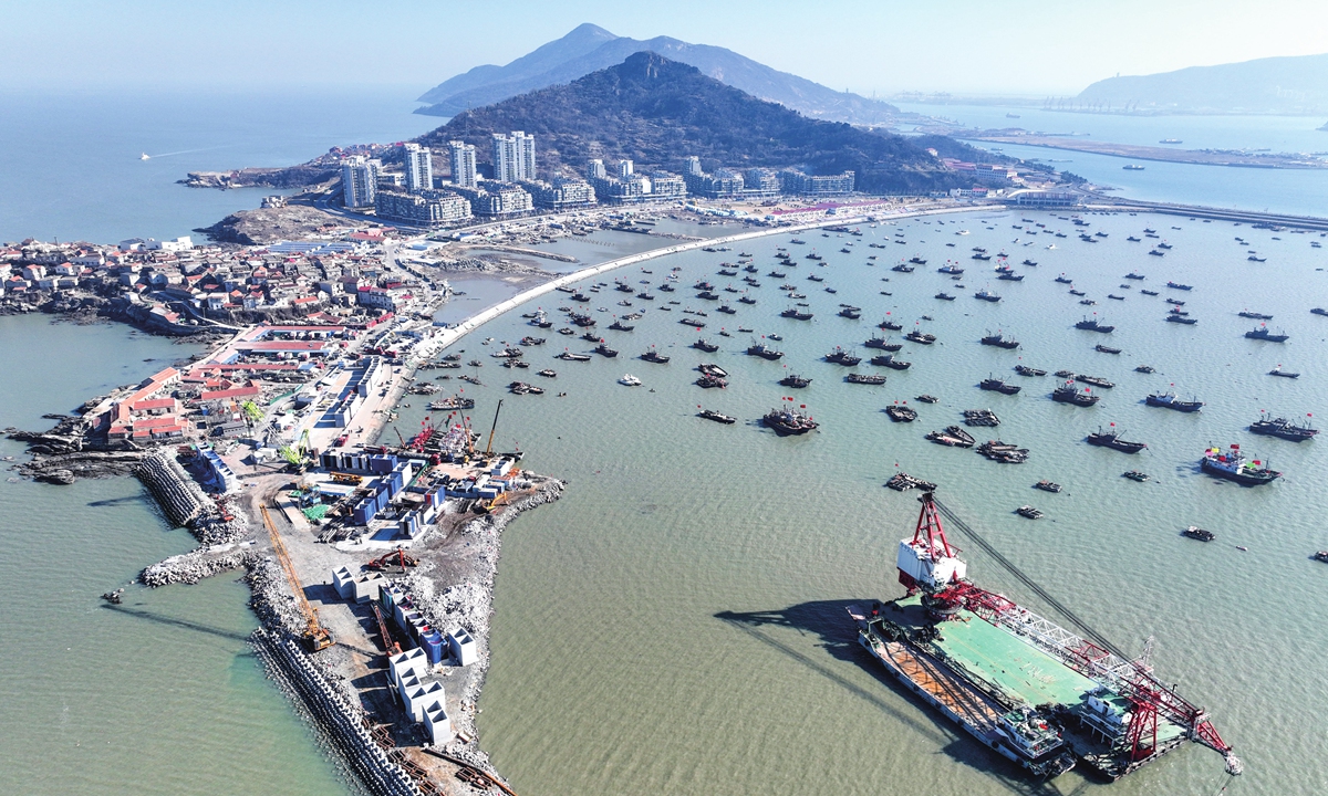 A large offshore floating crane works at Liandao Central Fishing Port in Lianyungang, East China's Jiangsu Province on January 29, 2023. The central fishing port will effectively improve the operating environment and drive the development of fish processing, fishing as a sport  and other industries. Photo: VCG