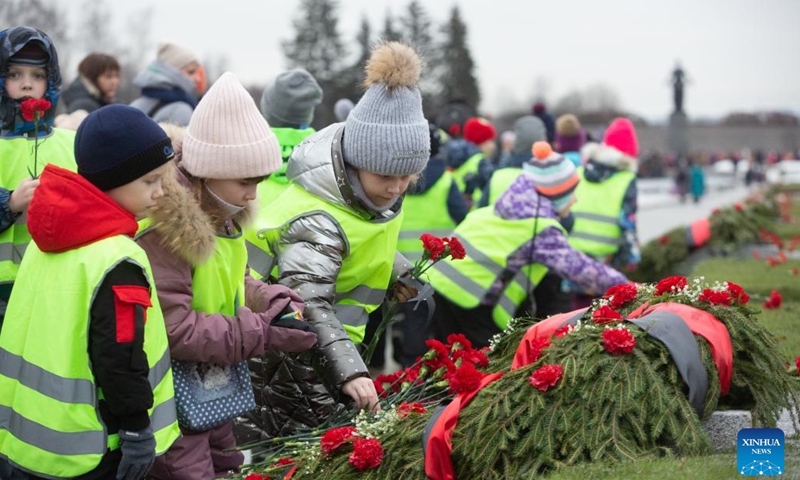 Children lay flowers at a memorial activity in St. Petersburg, Russia, Jan. 27, 2023. Activities were held here to mark the 79th anniversary of ending the Nazi siege of Leningrad during World War II. Leningrad, known as St. Petersburg today, was besieged by the Nazi troops on Sept. 8, 1941 and the siege was lifted on Jan. 27, 1944.(Photo: Xinhua)
