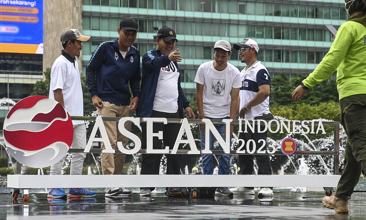 People pose with the newly set up logo of the Association of Southeast Asian Nations (ASEAN), as Indonesia officially assumes the group's chairmanship following a ceremony in Jakarta on January 29, 2023.Photo:AFP