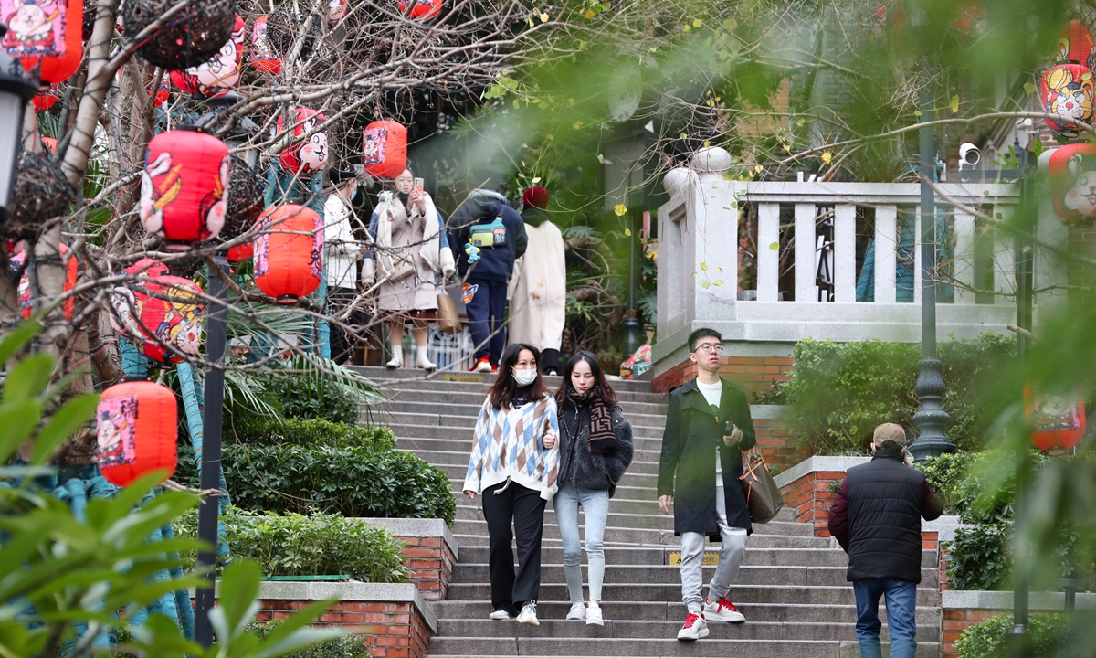 People enjoy festival decorations in Fuzhou, East China's Fujian Province, on January 16, 2023. 
Photo: Xinhua
