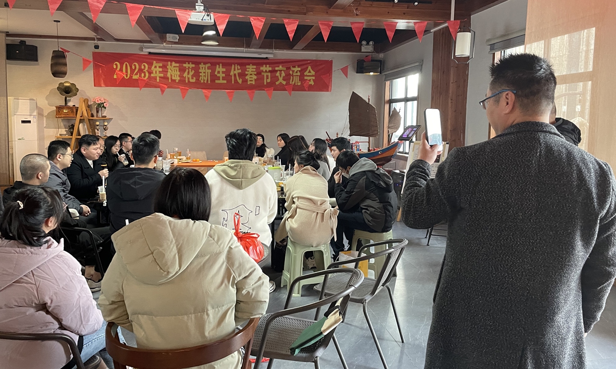 Chen Yunbin（left） listens to a youth exchange during a meeting he organized for the new generation in his hometown on January 24, 2023 in Fuzhou. Photo: Lin Xiaoyi/GT