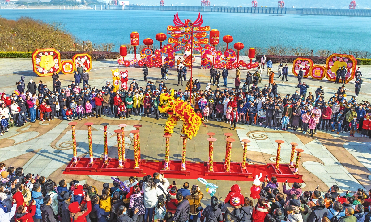 Tourists watch a lion dance performance at a scenic spot in Yichang, Hubei Province, on January 23, 2023. Photo: VCG 