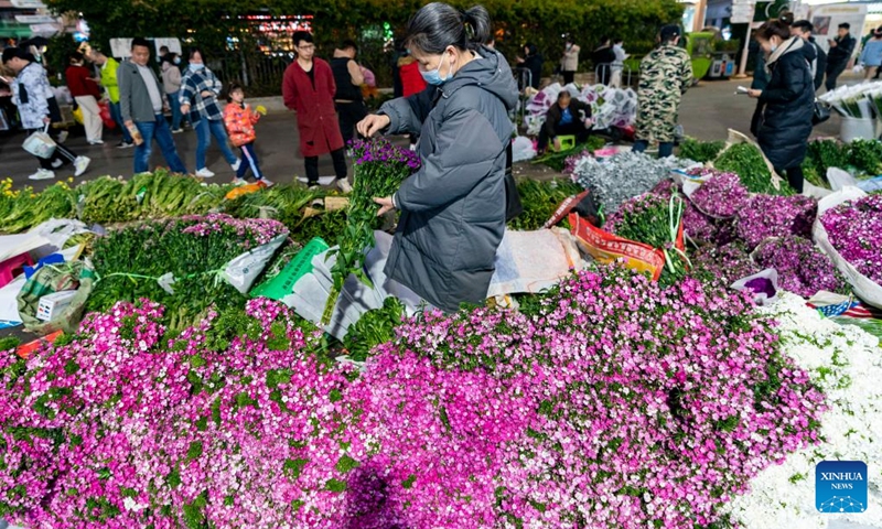 A merchant works at the Kunming Dounan Flower Market in southwest China's Yunnan Province, Jan. 31, 2023. Standing as China's largest fresh cut flower market in terms of both trade volume and export value, Dounan has become the largest fresh cut flower trading market in Asia.((Photo: Xinhua)