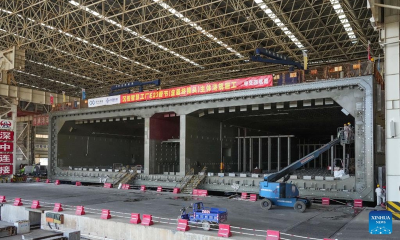 Staff members prepare the outfitting of immersed tube E23 of Shenzhen-Zhongshan highway underwater tunnel at an immersed tube smart factory of CCCC Fourth Harbour Engineering Co., Ltd. on Niutou Island, Zhuhai, south China's Guangdong Province, Jan. 30, 2023. The prefabrication of E23, the last immersed tube (non-standard tube, including the final joint) of an underwater tunnel, a section of highway linking Shenzhen and Zhongshan in Guangdong, was completed on Tuesday. (Photo: Xinhua)