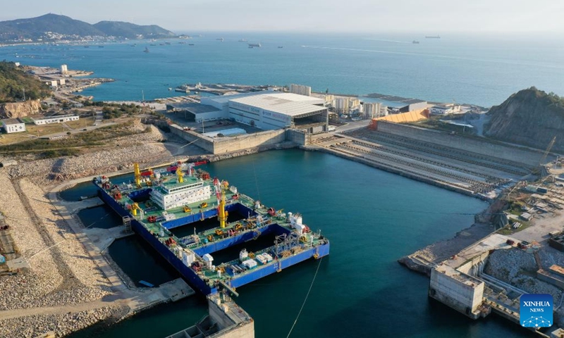 This aerial photo taken on Jan. 30, 2023 shows immersed tube E23 of Shenzhen-Zhongshan highway underwater tunnel and a vessel for its transport and installation at an immersed tube smart factory of CCCC Fourth Harbour Engineering Co., Ltd. on Niutou Island, Zhuhai, south China's Guangdong Province.(Photo: Xinhua)