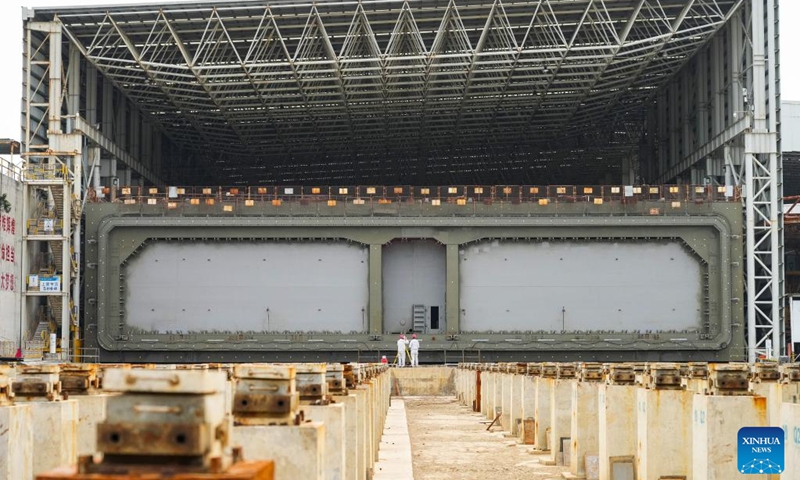 Staff members prepare the outfitting of immersed tube E23 of Shenzhen-Zhongshan highway underwater tunnel at an immersed tube smart factory of CCCC Fourth Harbour Engineering Co., Ltd. on Niutou Island, Zhuhai, south China's Guangdong Province, Jan. 30, 2023.(Photo: Xinhua)