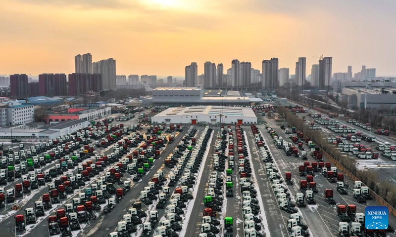 This aerial photo taken on Jan. 31, 2023 shows vehicles to be delivered at a parking lot of the FAW Jiefang in Changchun, northeast China's Jilin Province. Chinese truck maker FAW Jiefang has kick-started full production after the Spring Festival holiday.(Photo: Xinhua)