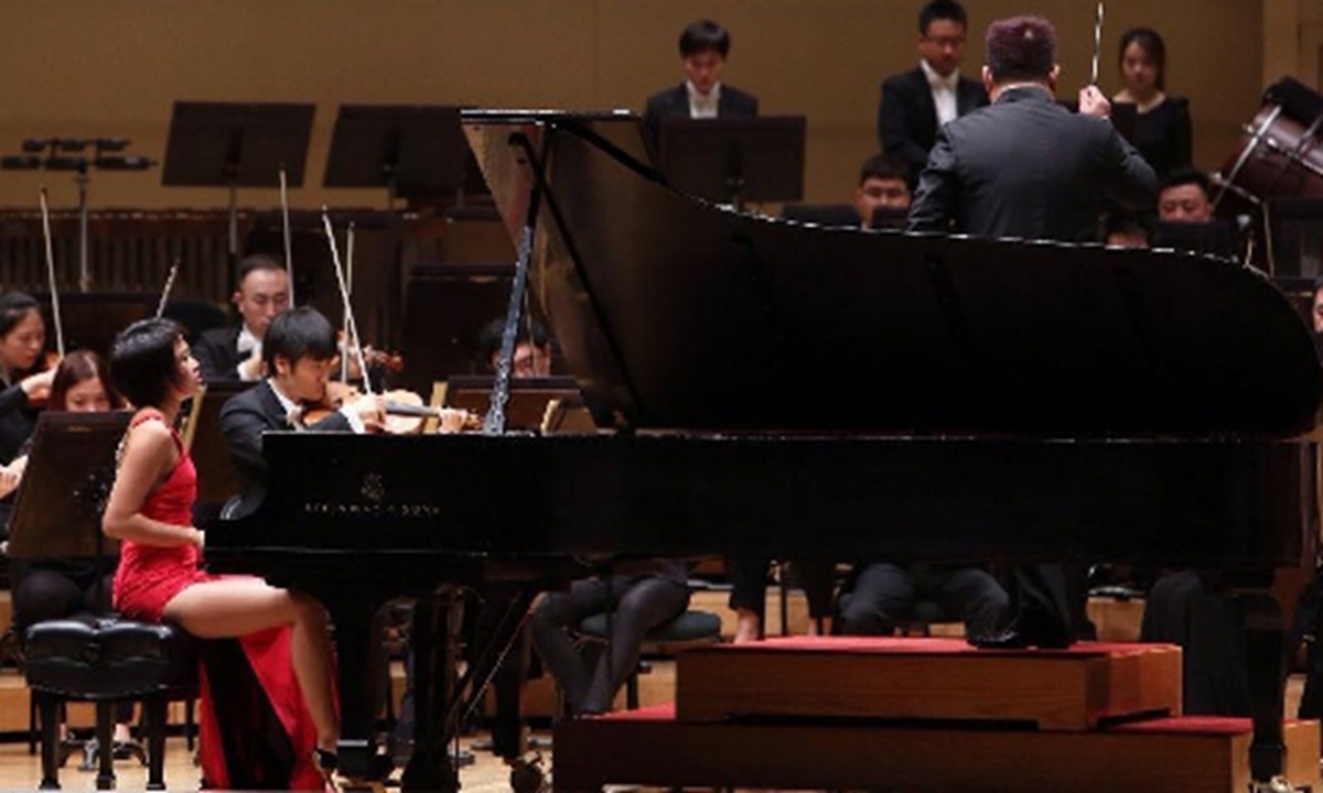 Young pianist Wang Yujia (left, front) Photo: Xinhua