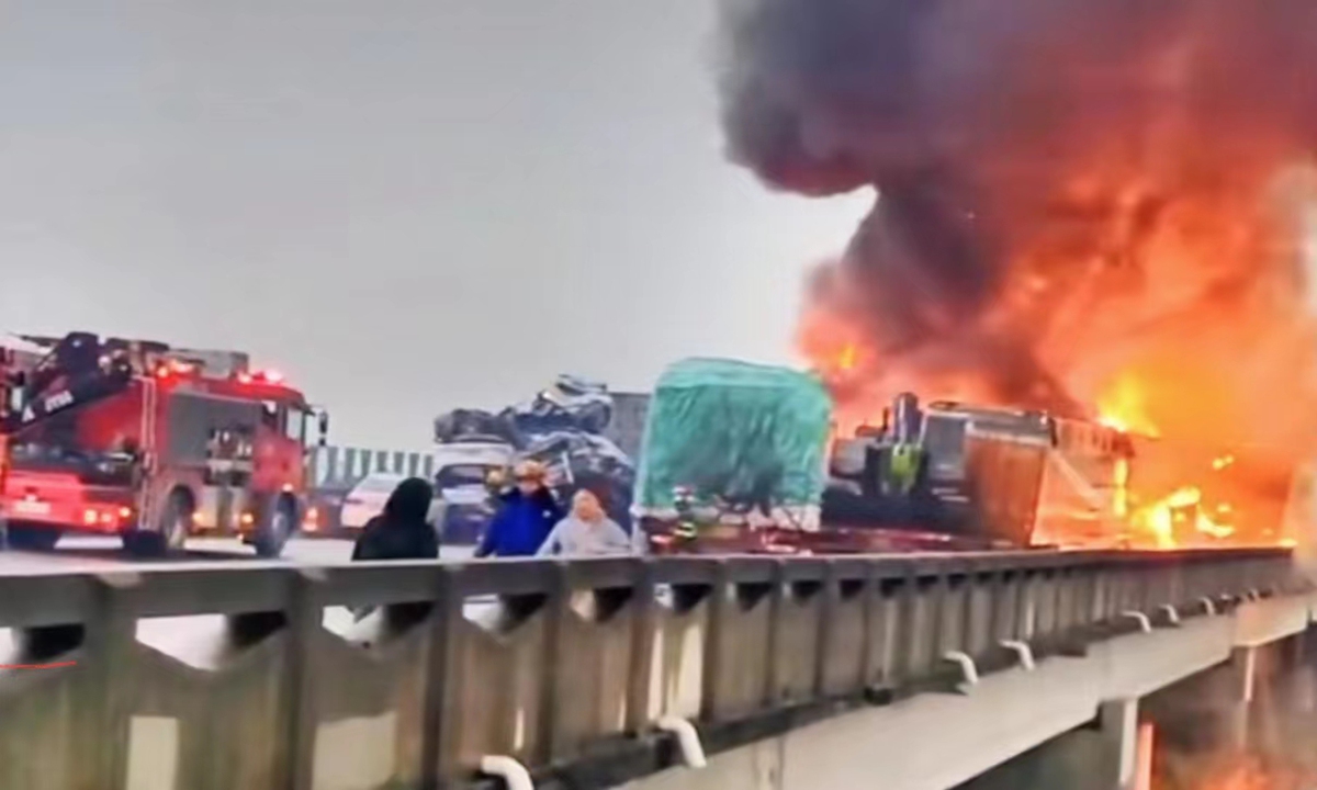 A video taken by witness of a multi-vehicle collision on a highway in central China's Hunan Province shows huge fire broke out at the scene. Photo: Sina Weibo