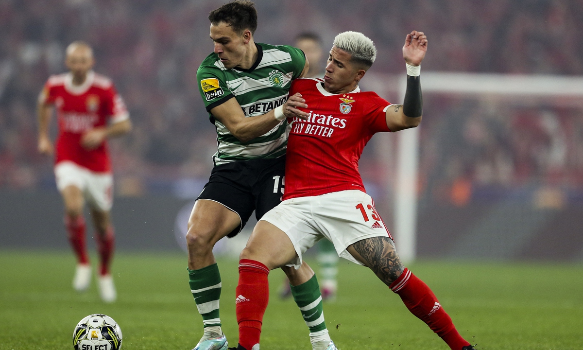 Benfica's Enzo Fernandez (right) vies with Sporting's Manuel Ugarte during the Portuguese League soccer match in Lisbon, Portugal on January 15, 2023. Photo: AFP