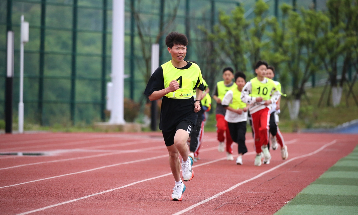 Students compete in a 1,000-meter long-distance running test as part of their high school entrance examinations in Guiyang, Southwest China's Guizhou Province on April 15, 2022. Photo: IC