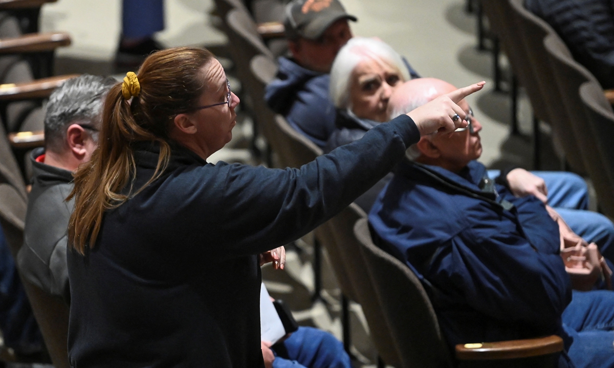 A resident of East Palestine in the state of Ohio, US, angrily points during a town hall meeting held by the US Environmental Protection Agency on March 2, 2023 over a train derailment that caused a leak of toxic chemicals in February. Residents confronted the rail operator out of health fears. Photo: IC