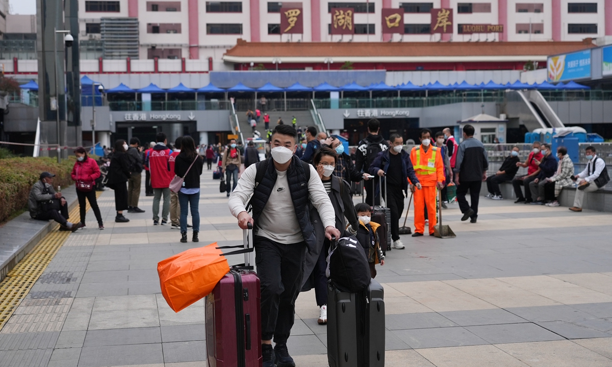 Hong Kong residents arrive in the mainland through Luohu port in Shenzhen, South China's Guangdong Province on February 6, 2023. From: The Paper.