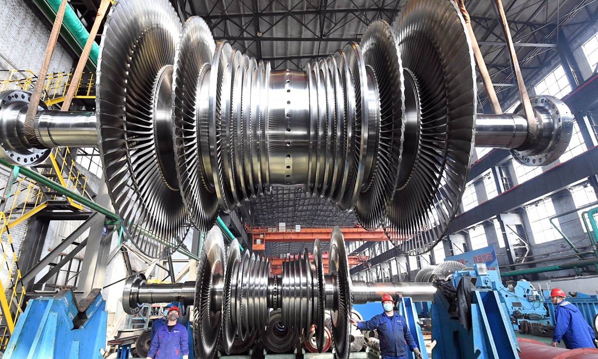 Workers hoist turbine rotors in a factory in Harbin, Northeast China's Heilongjiang Province, on February 6, 2023. The Harbin Turbine Co has accelerated production since the beginning of the Chinese New Year, aiming to realize 50 percent-plus year-on-year growth in the first quarter. Photo: VCG