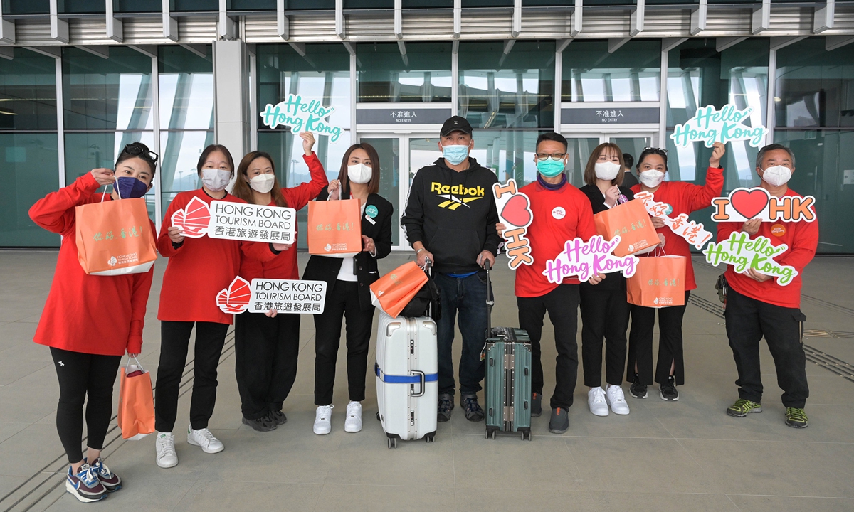The first cross-border travelers receive presents from the Hong Kong Tourism Board at Heung Yuen Wai Control Point on February 6, 2023, the first day of full reopening of the borders between the Chinese mainland and Hong Kong. Photo: VCG