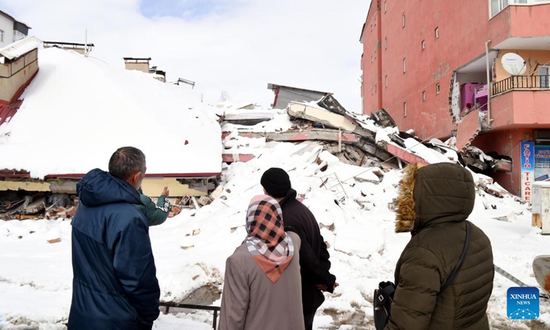 Residents check a damaged building in Elbistan district of Kahramanmaras Province, Türkiye, Feb. 7, 2023. The death toll from Monday's powerful earthquakes in southern Türkiye rose to 3,549, said Turkish President Recep Tayyip Erdogan upon declaring that a three-month state of emergency is enacted in 10 affected provinces. Meanwhile, the number of wounded people stood at 21,103, Turkish Disaster and Emergency Management Authority said in an update.(Photo: Xinhua)