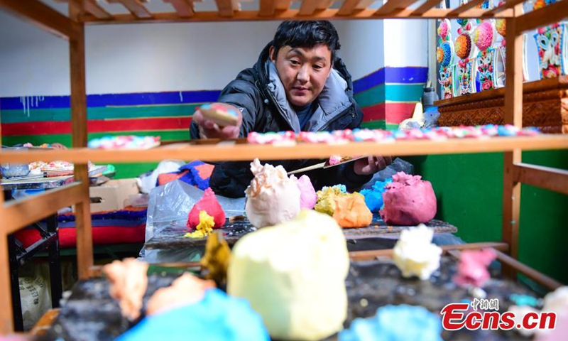 A craftsman makes butter sculptures to greet the upcoming Losar, or Tibetan New Year in Lhasa, southwest China's Tibet Autonomous Region, Feb. 7, 2023. (Photo/China News Service)

