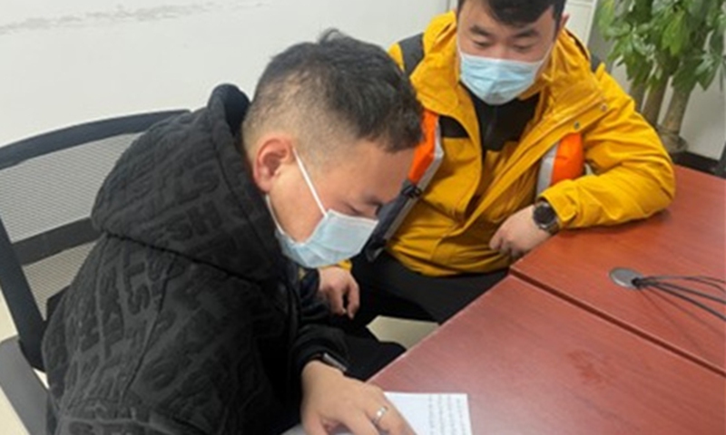 Sun and his friend. Photo: Screenshot of web