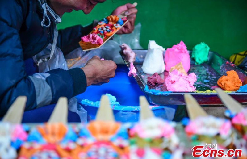 A craftsman makes butter sculptures to greet the upcoming Losar, or Tibetan New Year in Lhasa, southwest China's Tibet Autonomous Region, Feb. 7, 2023. (Photo/China News Service)

