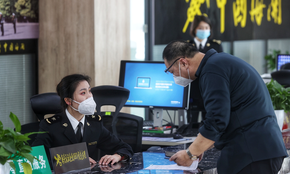 A man talks with a customs working staff at the customs inspection hall in Alashankou. Photo: Cui Meng/GT