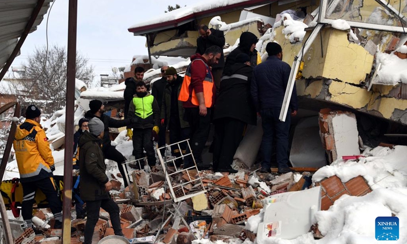 People conduct rescue work in Elbistan district of Kahramanmaras Province, Türkiye, Feb. 7, 2023. The death toll from Monday's powerful earthquakes in southern Türkiye rose to 3,549, said Turkish President Recep Tayyip Erdogan upon declaring that a three-month state of emergency is enacted in 10 affected provinces. Meanwhile, the number of wounded people stood at 21,103, Turkish Disaster and Emergency Management Authority said in an update.(Photo: Xinhua)