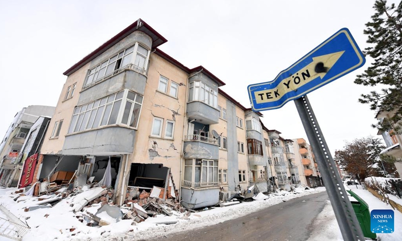 This photo taken on Feb. 7, 2023 shows a damaged building in Elbistan district of Kahramanmaras Province, Türkiye. The death toll from Monday's powerful earthquakes in southern Türkiye rose to 3,549, said Turkish President Recep Tayyip Erdogan upon declaring that a three-month state of emergency is enacted in 10 affected provinces.(Photo: Xinhua)