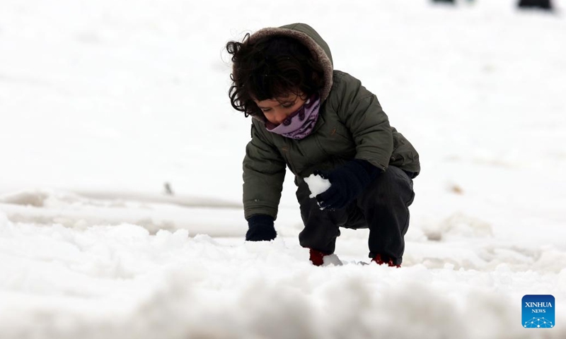A kid plays in the snow in Amman, Jordan, Feb. 8, 2023.(Photo: Xinhua)