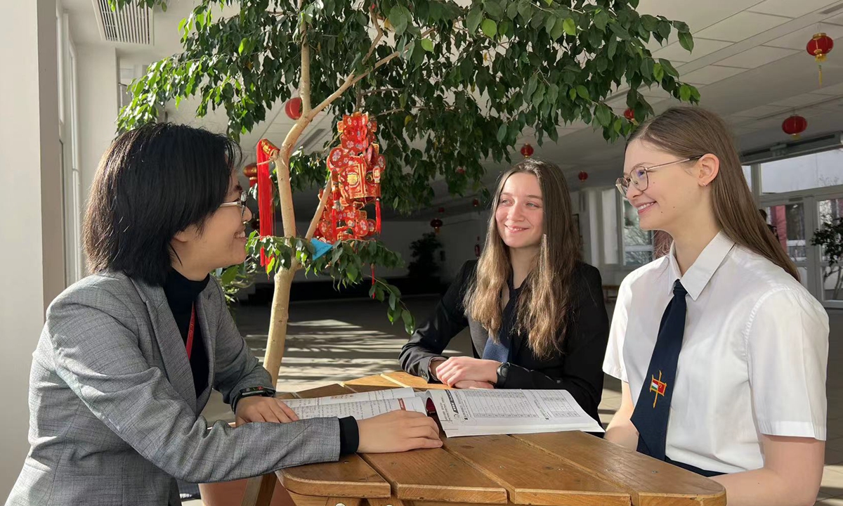 Wang Yue, a Chinese teacher in the Confucius Classroom of the Hungarian-Chinese bilingual school, shares joy with Hungarian students Imre Tamara Lili and Varga Bonita on receiving a reply letter from President Xi. Photo: Yu Yang/GT
