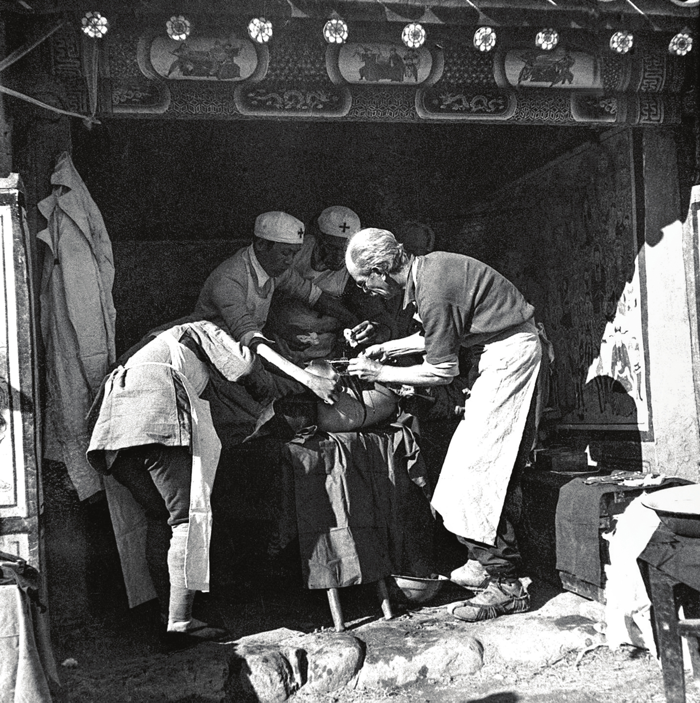 File photo: Norman Bethune operates on the wounded in a makeshift operating room in the Shanxi-Cha-Hebei border region. Photo: Xinhua