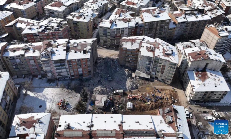 Members from the Blue Sky Rescue Team, a Chinese civil relief squad, work with local partners during a rescue task in a quake-hit area in Malatya province, Türkiye, Feb. 13, 2023.(Photo: Xinhua)