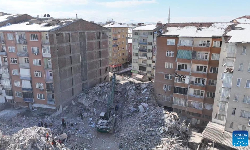 Members from the Blue Sky Rescue Team, a Chinese civil relief squad, work with local partners during a rescue task in a quake-hit area in Malatya province, Türkiye, Feb. 13, 2023.(Photo: Xinhua)
