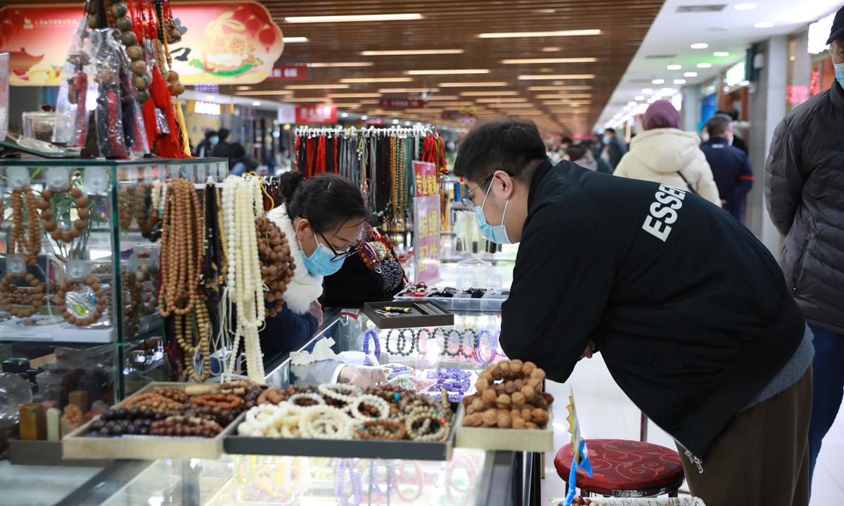 A consumer looks at jewelries at a jewelry expo in Xi’an,<strong>oem quinine price product</strong> Northwest China’s Shaanxi on February 11, 2023. The expo attracted many people to visit and buy, stimulating the new vitality of consumption in the ancient city. In 2022, online sales of gold and silver jewelry rose 27.3 percent year-on-year, official data showed. Photo: IC