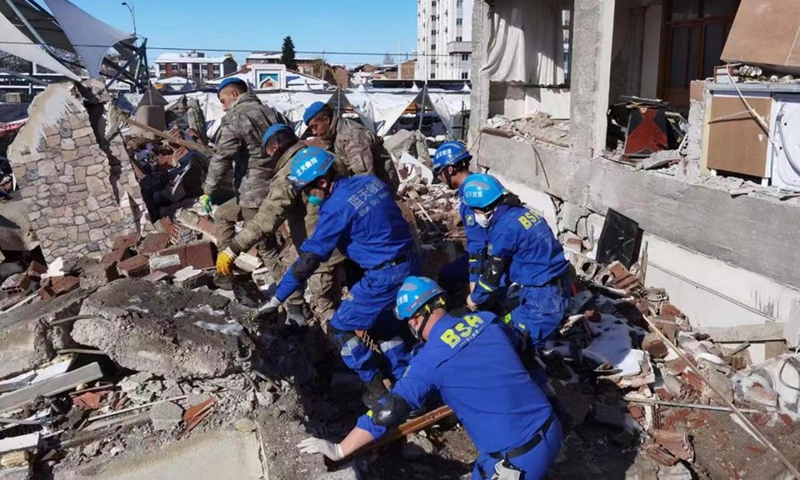 Members from the Blue Sky Rescue Team conduct rescue work in the Malatya province, Türkiye, Feb. 10, 2023.(Photo: Xinhua)