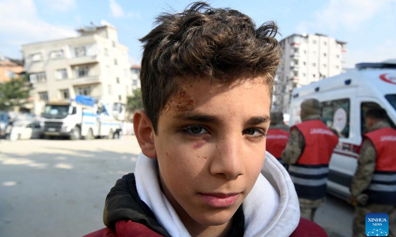 An injured boy walks on a street in Antakya, Hatay province, Türkiye, on Feb. 11, 2023. The death toll from Monday's devastating earthquakes climbed to 22,327 in Türkiye, while another 80,278 injuries were reported in the country, Turkish Health Minister Fahrettin Koca announced on Saturday night.(Photo: Xinhua)