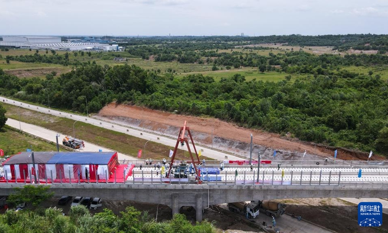 This aerial photo taken on Feb. 15, 2023 shows the construction site of the last ballastless track slab of Jakarta-Bandung High-Speed Railway in Karawang, West Java, Indonesia. With the self-compacting concrete being poured into the last track slab on Wednesday, the construction of ballastless track slabs along the whole line of Jakarta-Bandung High-Speed Railway was completed.(Photo: Xinhua)