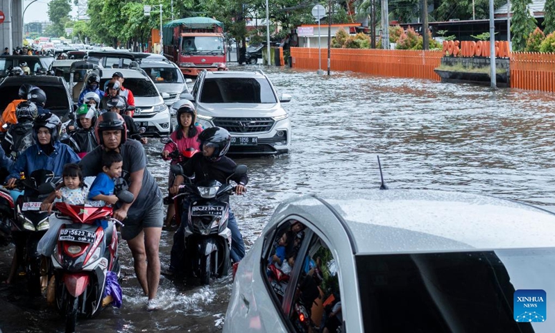 The traffic moves through a flooded area after heavy rain in Makassar, South Sulawesi, Indonesia, Feb. 13, 2023.(Photo: Xinhua)