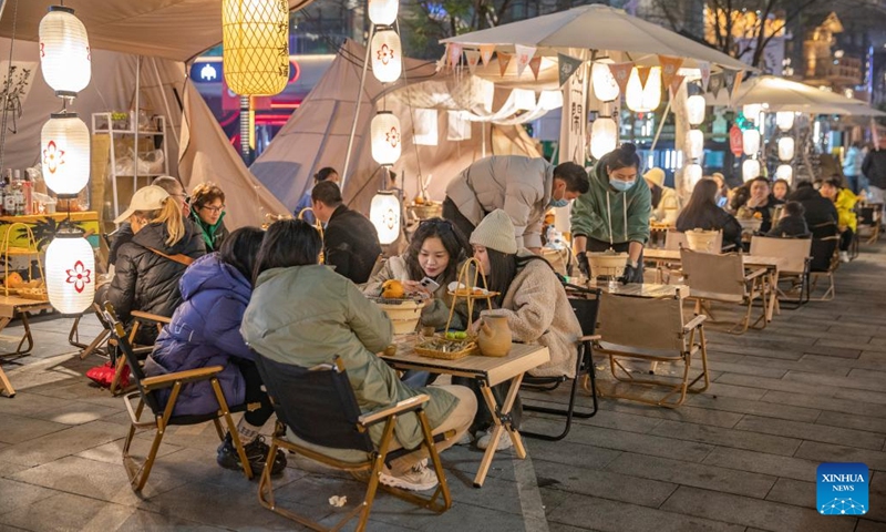 Tourists have fun at a night fair in Nan'an District in southwest China's Chongqing Municipality, Feb. 9, 2023. Chongqing has launched a variety of activities at nighttime to boost night economy since the beginning of this year.(Photo: Xinhua)