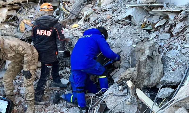 Members from the Blue Sky Rescue Team, a Chinese civil relief squad, work with local partners during a rescue task in a quake-hit area in Malatya province, Türkiye, Feb. 13, 2023.(Photo: Xinhua)