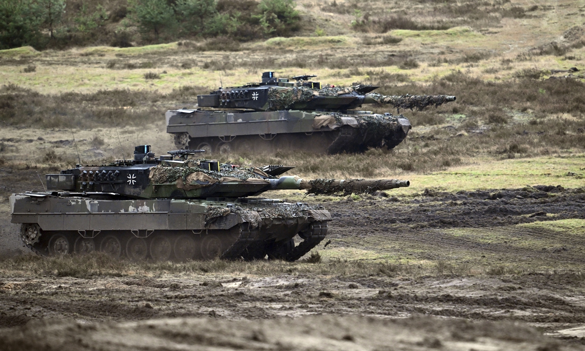 Two Leopard 2A6s from the German Army's Tank Battalion 203 drive across the Senne military training area on February 1, 2023. Photo: VCG