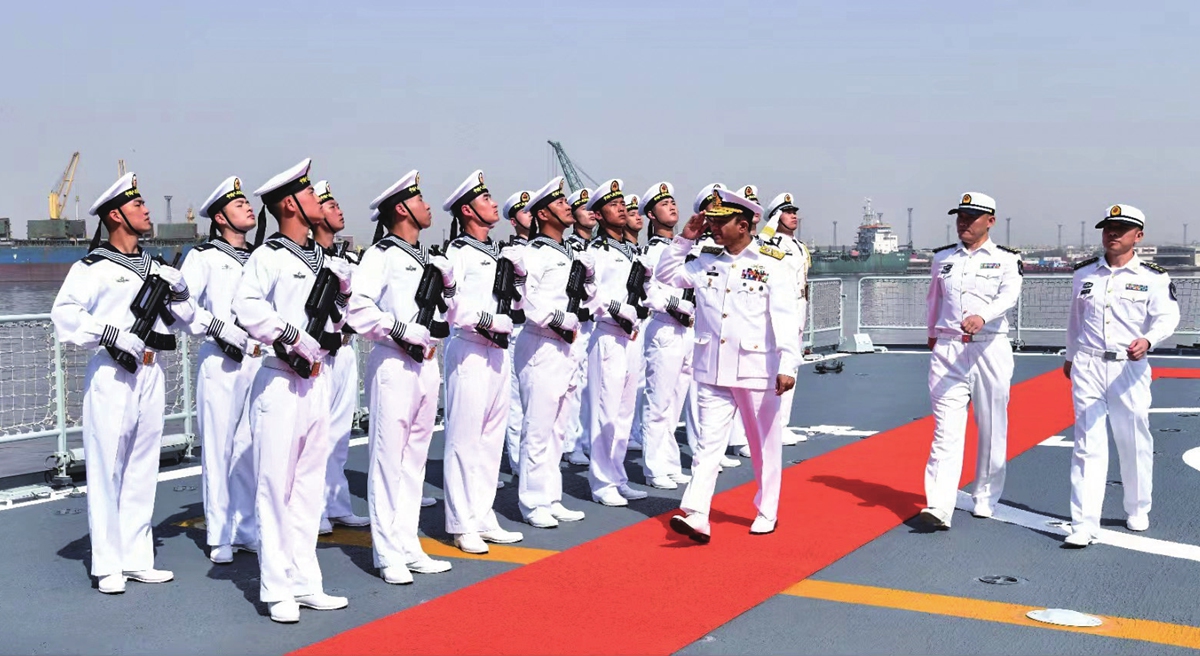 Pakistan Navy's Chief of the Naval Staff Admiral M Amjad Khan Niazi inspects honor guards onboard the PLA Navy guided missile destroyer <em>Nanning</em> on February 11, 2023 during the AMAN-23 multinational maritime exercise. Photo: Courtesy of the Pakistan Navy. 