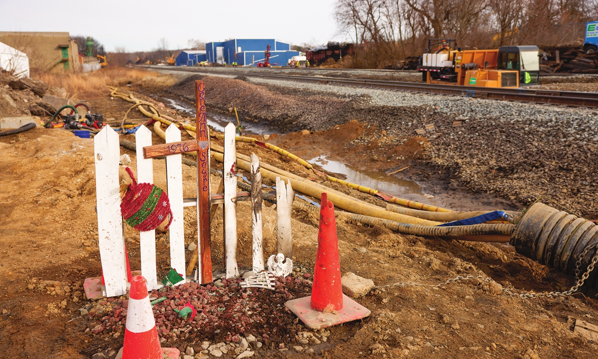 A damaged memorial stands near the railroad tracks on February 14, 2023 in East Palestine, Ohio. A train operated by Norfolk Southern derailed on February 3, releasing toxic fumes and forcing evacuation of residents. Photo:VCG