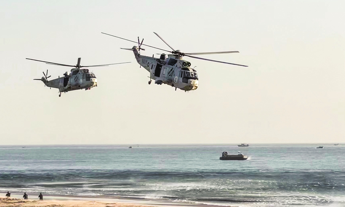 Pakistan Navy Sea King helicopters drop special operation forces off on a beach at a counterterrorism demonstration conducted on February 12, 2023. Photo: Liu Xuanzun/GT 