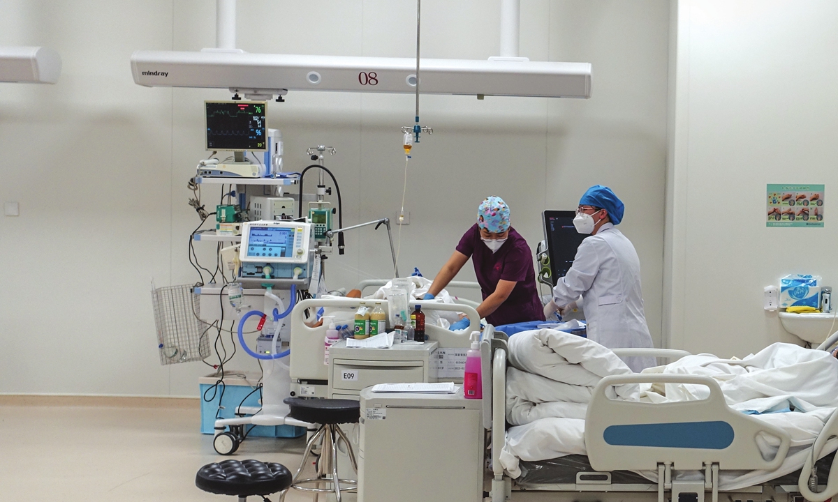 A doctor and a nurse treat a patient in the fully equipped EICU at the Second Norman Bethune Hospital of Jilin University on February 4, 2023. Photo: Lin Xiaoyi/GT