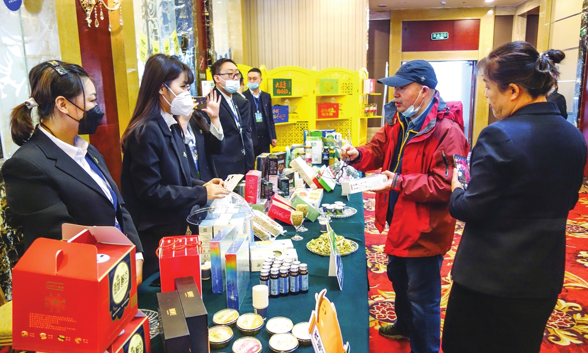Attendees at the partnership action meeting for transforming scientific and technological achievements of the national soybean industry visit the Heihe soybean products display area in Heihe, Heilongjiang Province, on April 7, 2021. Photo: IC