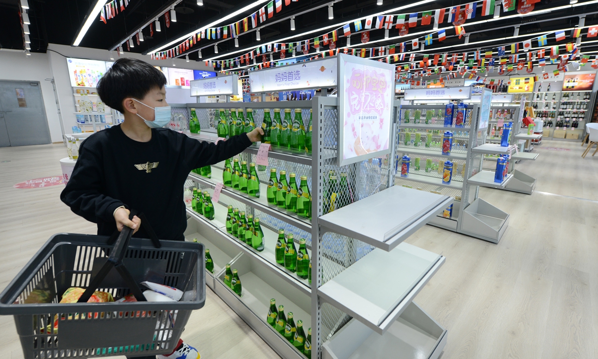 A customer shops at a pilot cross-border e-commerce retail store in Zhengzhou, Central China's Henan Province on February 19, 2023. The store was set up by e-commerce platform Zhongdamen, bringing over 800 products from 40 countries and regions to local consumers. Photo: VCG
